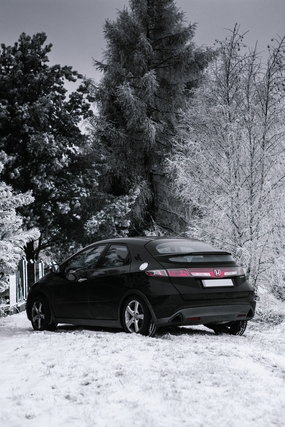 冬季雪地黑色本田汽车图片